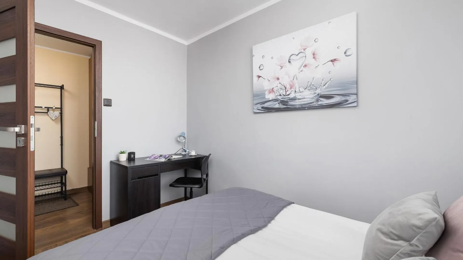 Apartment Przytulny Apartament Z 3 Sypialniami Z Biurkiem Do Pracy Zdalnej By Noclegi Renters Krakow