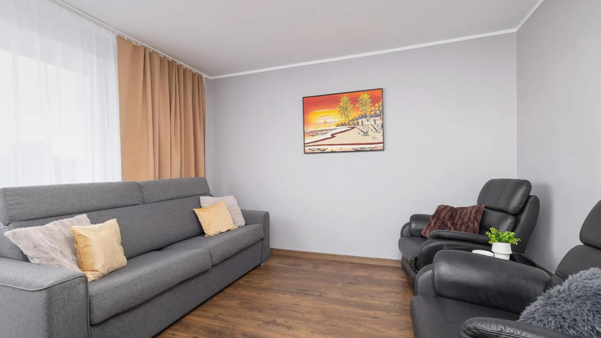 Przytulny Apartament Z 3 Sypialniami Z Biurkiem Do Pracy Zdalnej By Noclegi Renters Krakow 0*,  Poland