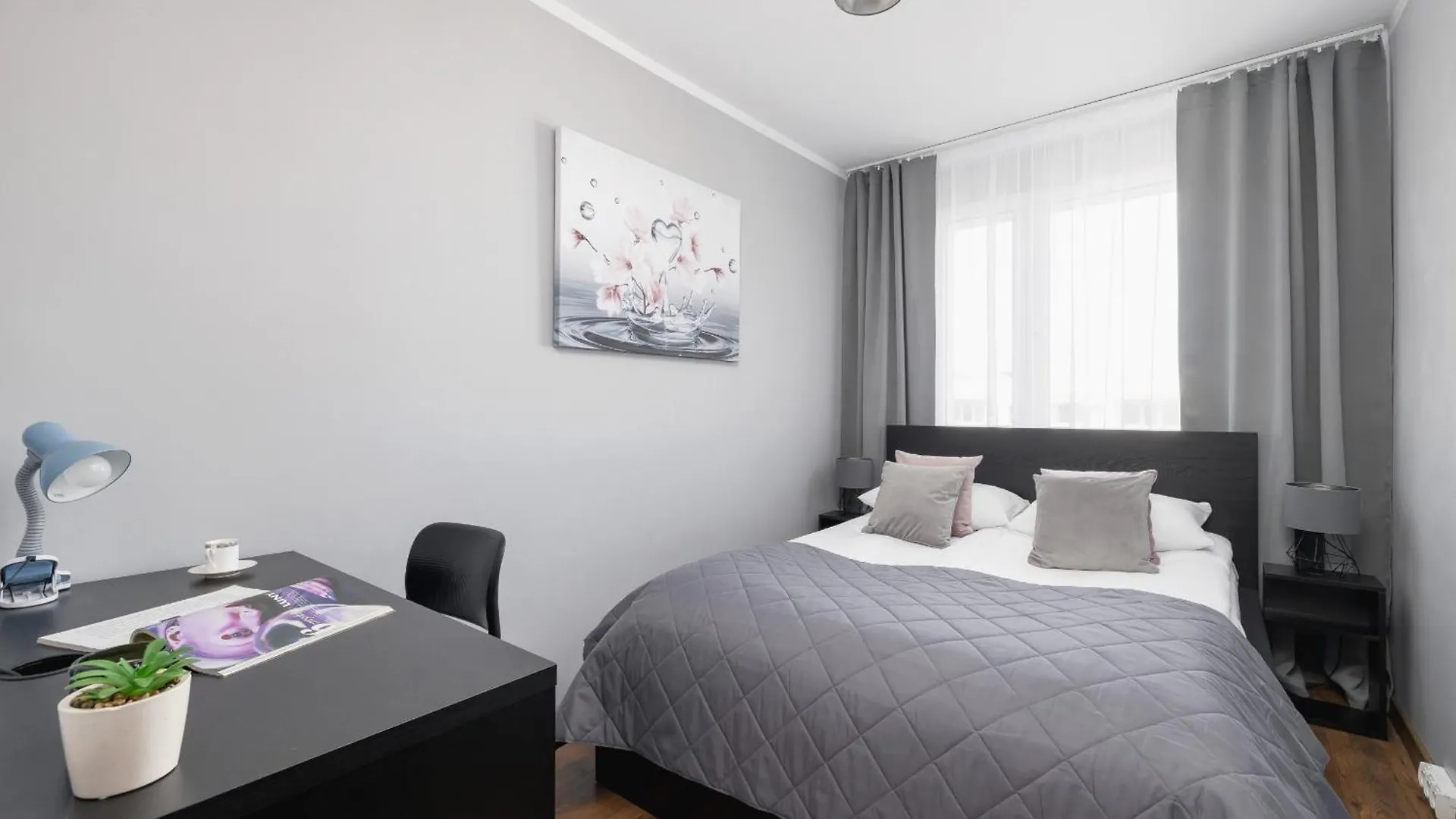 Przytulny Apartament Z 3 Sypialniami Z Biurkiem Do Pracy Zdalnej By Noclegi Renters Krakow Poland