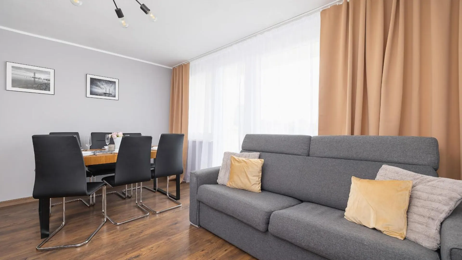 Przytulny Apartament Z 3 Sypialniami Z Biurkiem Do Pracy Zdalnej By Noclegi Renters Krakow Apartment